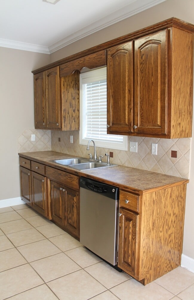 Building Photo - GREAT RENTAL IN FOX HOLLOW SUBDIVISION!