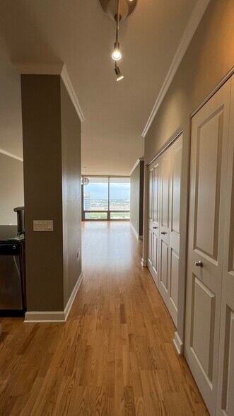 Foyer - 100 E 14th St