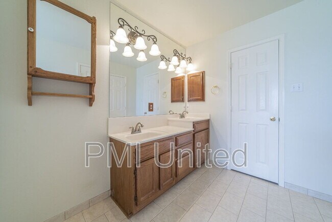 Building Photo - 2758 Red Oak Dr