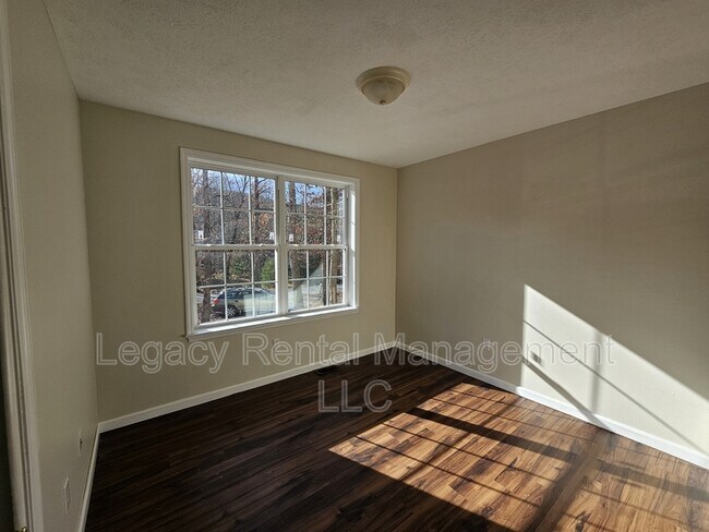 Building Photo - 109 Debbie Dr