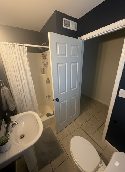 Building Photo - 550 Riverside Dr