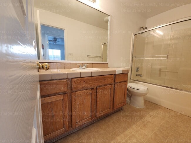 Building Photo - 5 bedrooms/ 2 baths Location Olive Dr/ Old...