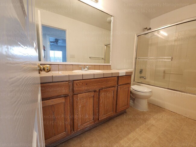 Building Photo - 5 bedrooms/ 2 baths Location Olive Dr/ Old Farm Rd