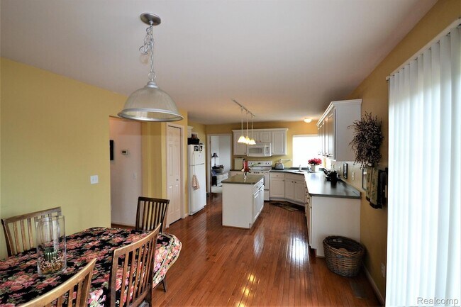 Building Photo - 4890 Spring Meadow Dr
