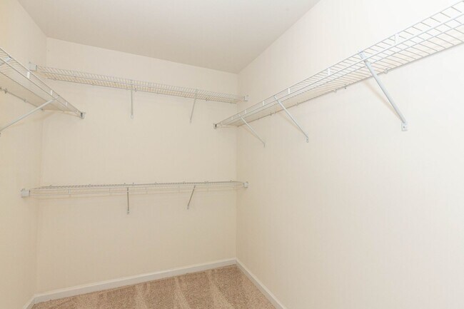 Building Photo - 5 Bed, 4.5 Bath Single Family Home in Step...