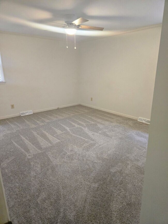 Building Photo - Lindley Park Rental!