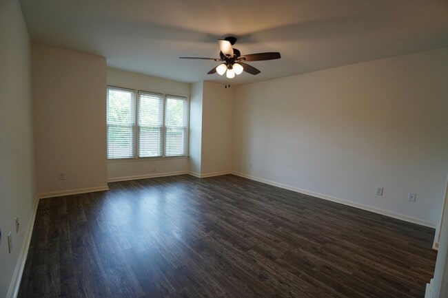 Building Photo - 2 Bed 2 Bath in Desirable Green Hills!