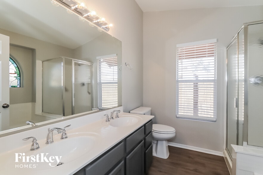 Building Photo - 1214 E Grovers Ave