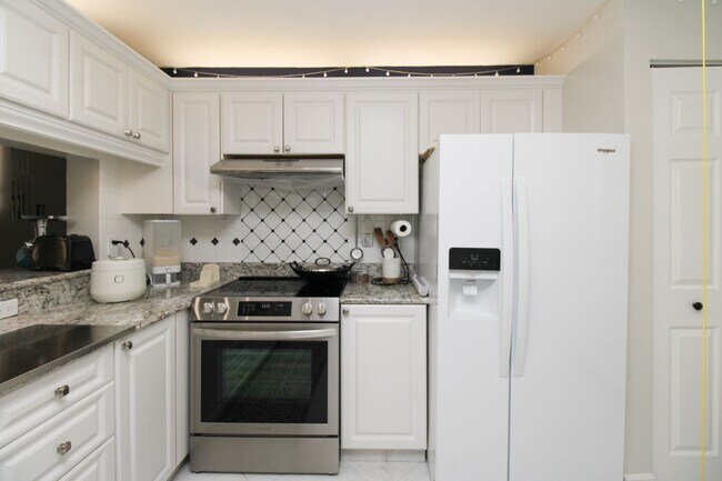 Building Photo - 5767 Deauville Cir