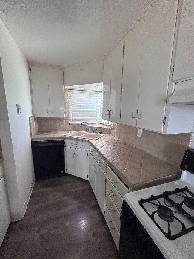 Building Photo - Move in Ready in North Hanford Central air/heat, lawn service included