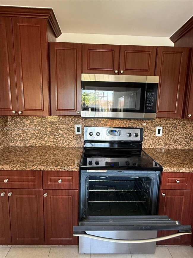 Building Photo - 303 Lakeview Dr