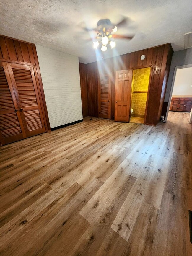 Building Photo - Charming 2-Bedroom Home in Fairview Park