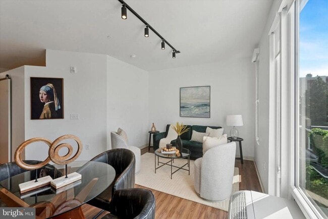 Building Photo - 4240 Chestnut St