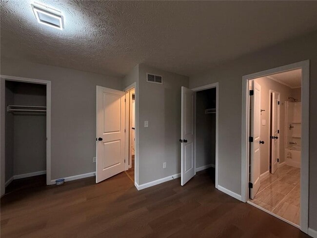 Building Photo - 1055 Pinecrest Dr