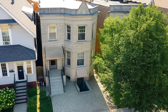 Building Photo - 3607 W Wrightwood Ave