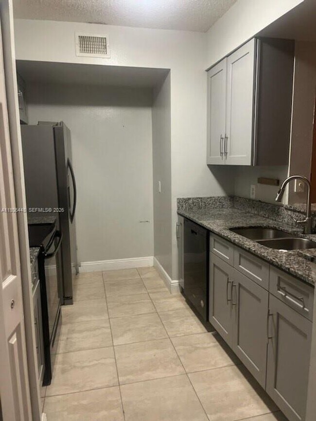 Building Photo - 2452 Centergate Dr