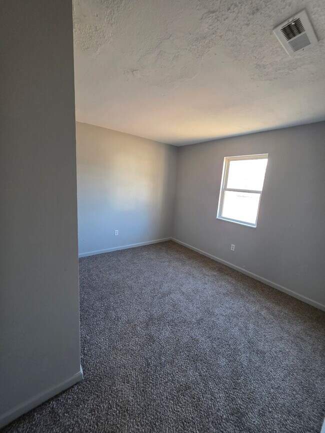 Building Photo - 737 St Nicholas Dr