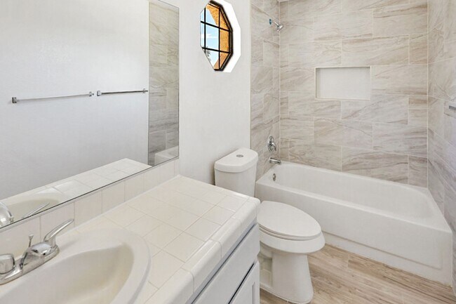 Building Photo - 3 Bed, 2.5 Bath Henderson Beauty