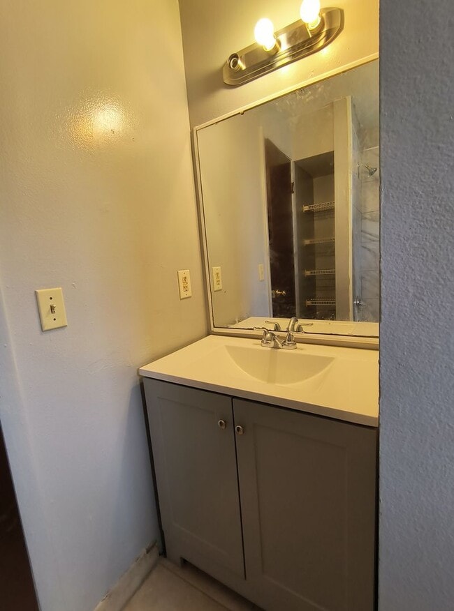 Building Photo - Spacious 3-Bedroom  2 Bathroom Apartment for Rent!