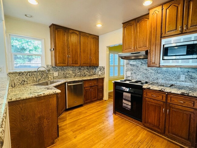 Building Photo - Charming 2 Bed, 2 Bath Home near UOP