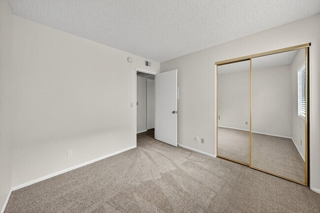 Building Photo - ADORABLE 3+2 CORNER UNIT & 2-CAR GARAGE!