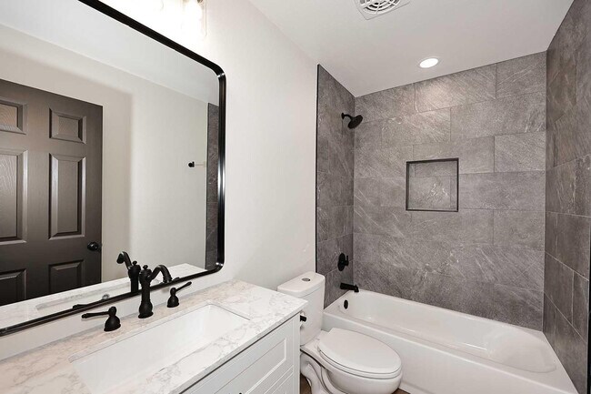 Building Photo - 10537 W La Jolla Dr