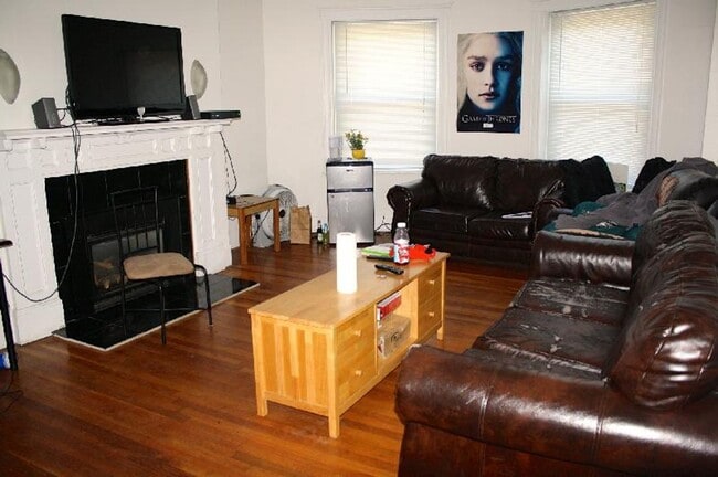 Building Photo - Amazing 4 Bedroom Apartment available 9/1/26