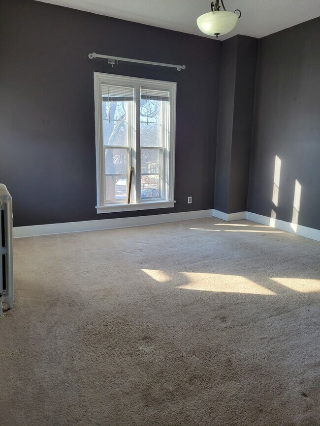 Building Photo - 315 E Maple St