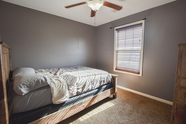 Building Photo - Pet Friendly Three Bedroom!