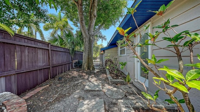 Building Photo - 1127 S Osprey Ave