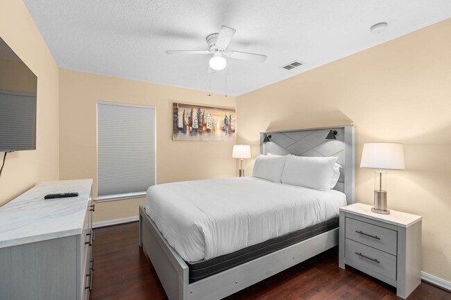 Building Photo - Large Beautiful Legacy Park Villa: 5BR, Pool & Near Disney