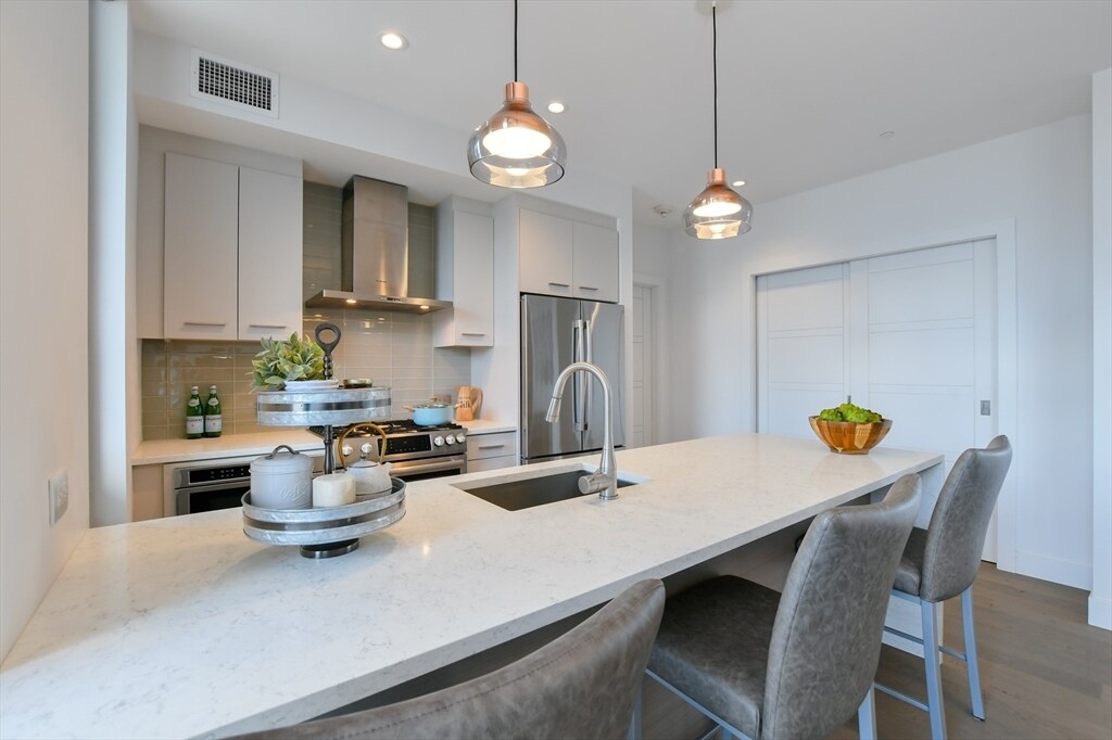 Building Photo - 32 Traveler St