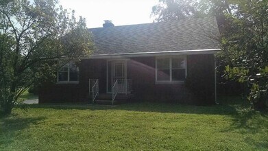 Building Photo - 3 bedroom, 1.5 bath Home: A MUST SEE! ONE ...