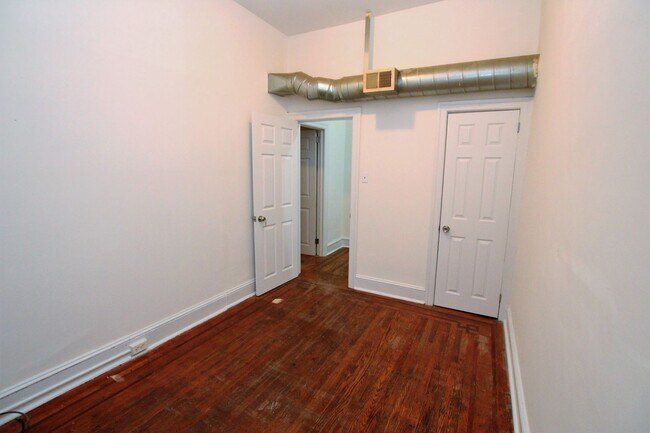 Building Photo - Large built 2 bed, 1 bath apartment is loc...