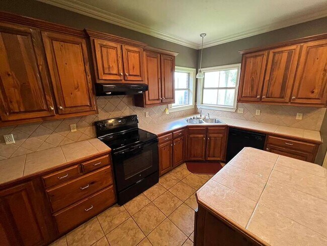Building Photo - Beautiful 3 Bedroom Home in Established Zachary Neighborhood!