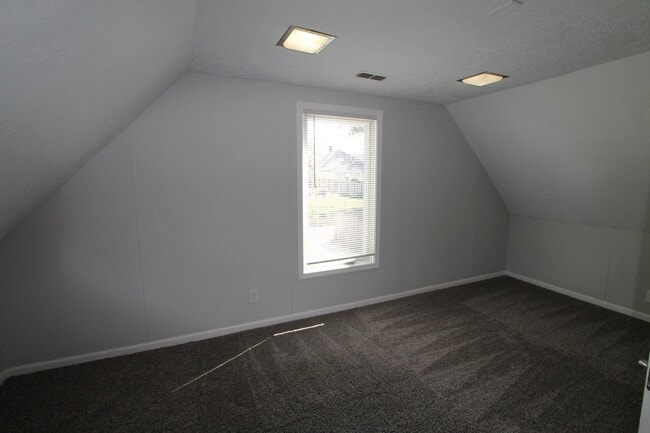 Building Photo - Large 5 Bedroom Home! Available Now.  Plen...
