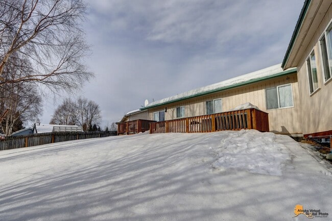 Building Photo - Fully Furnished Three Bedroom Executive Re...