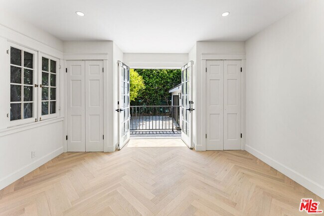 Building Photo - 8916 Ashcroft Ave