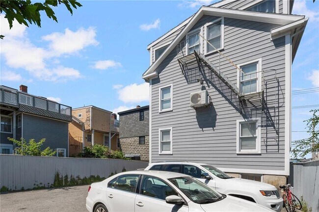 Building Photo - 492 Thames St