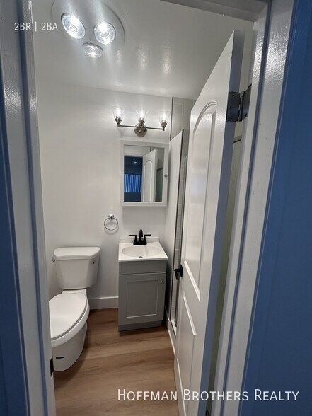 Building Photo - 8206 Romaine St