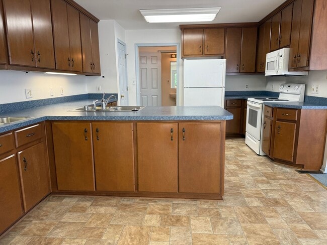 Building Photo - 3 bedroom 2.5 bath house with basement
