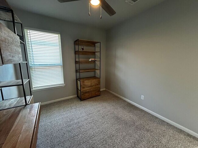 Building Photo - 3BR/2BA single-family home with fenced yard and attached garage in Jarrell, TX.