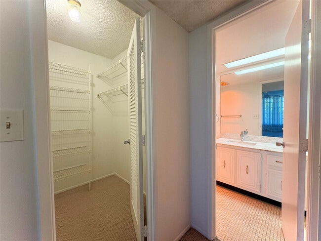 Building Photo - 2601 S Course Dr