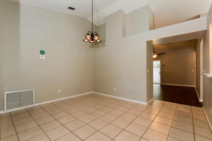 Building Photo - 622 Queensbridge Dr