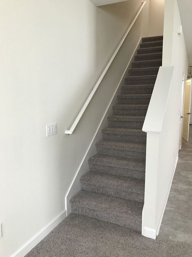 Building Photo - Newer 3/2.5ba Home at The Oaks in Moss Park with FREE Internet, Cable and Phone