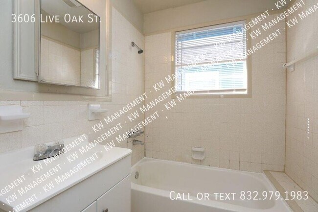 Building Photo - 3606 Live Oak St