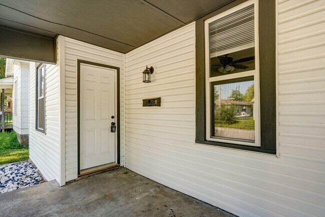 Building Photo - 3 Bedroom, 1 Bathroom remodeled house!