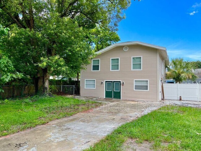 Building Photo - 305 E Hanna Ave