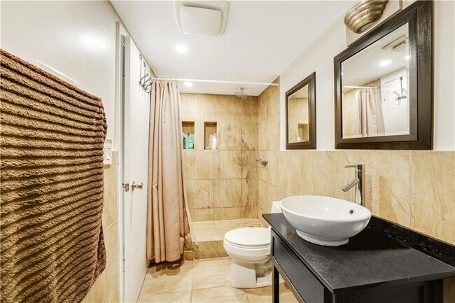 Building Photo - 3140 S Ocean Dr