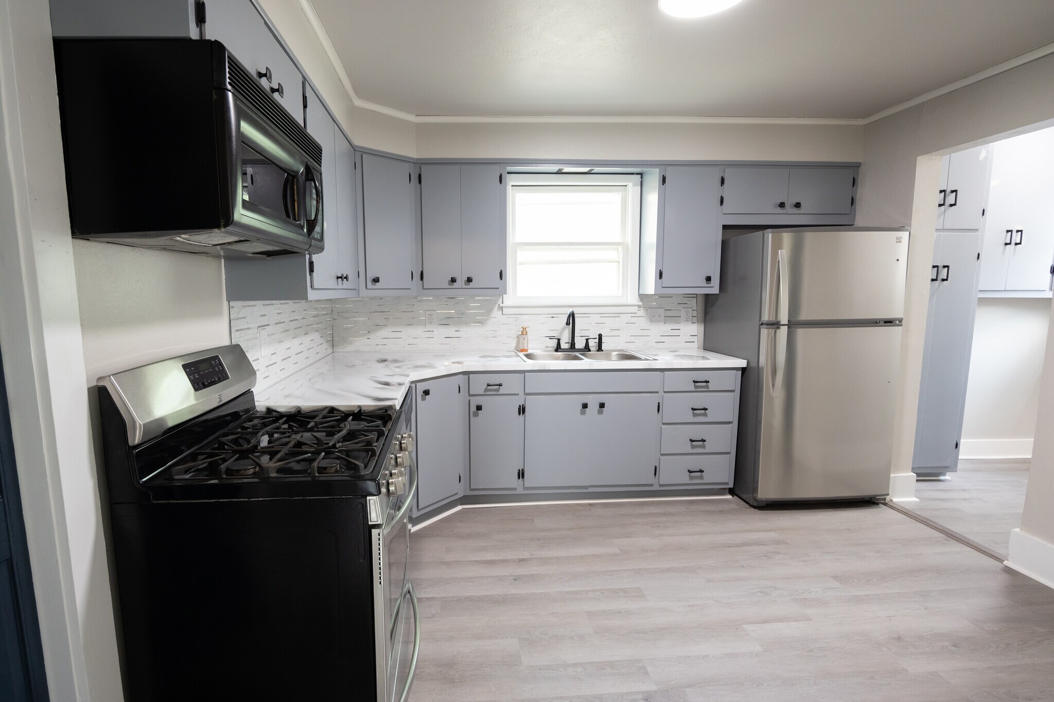 Building Photo - 413 E Hazel Ave